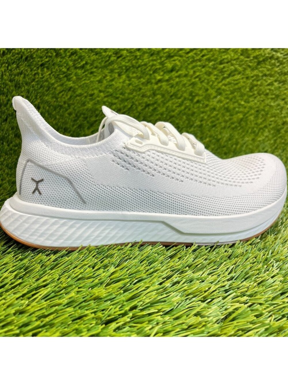 Flux Footwear Adapt Runner White Gum Womens Size 8 Athletic Walking Knit Shoes